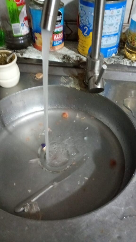 Barrio Omega, llegada de agua
